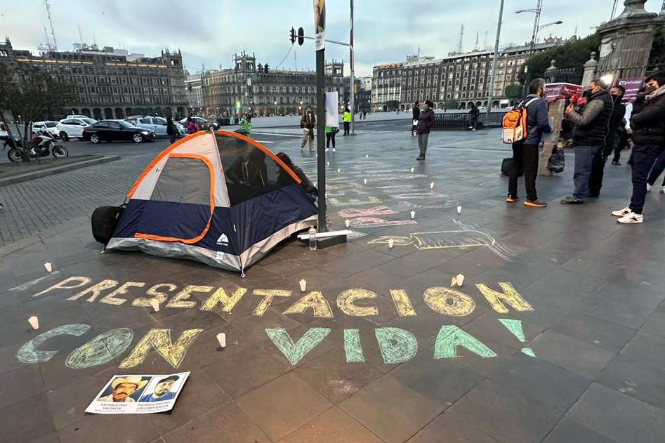 Dos días después de la desaparición de Ricardo Lagunes y Antonio Díaz, el 17 de enero de 2023, familiares y amigos instalaron un plantón frente a Palacio Nacional. Foto: cortesía familiares de los defensores.